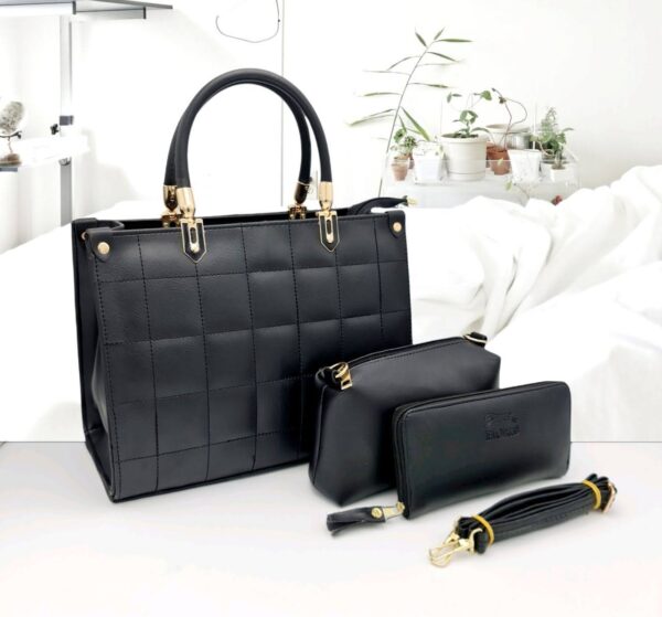 "Sac à Main Noir en Cuir de Luxe avec Détails Dorés : Élégance Éternelle et Polyvalence"