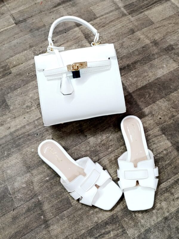 "Set Blanc Élégant : Sac à Main et Sandales pour un Look Chic et Tendance"