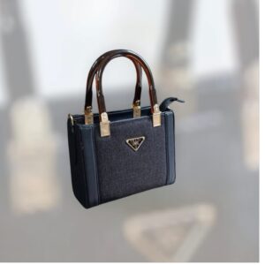 "Élégance Éternelle : Sac à Main Prada Noir en Cuir Saffiano avec Détails Dorés"