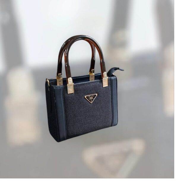 "Élégance Éternelle : Sac à Main Prada Noir en Cuir Saffiano avec Détails Dorés"