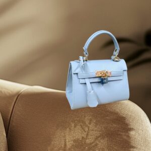 "Sac à Main Bleu Ciel en Cuir de Luxe : Élégance Éternelle et Raffinement Contemporain"
