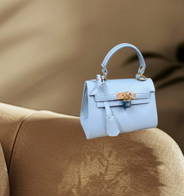 "Sac à Main Bleu Ciel en Cuir de Luxe : Élégance Éternelle et Raffinement Contemporain"